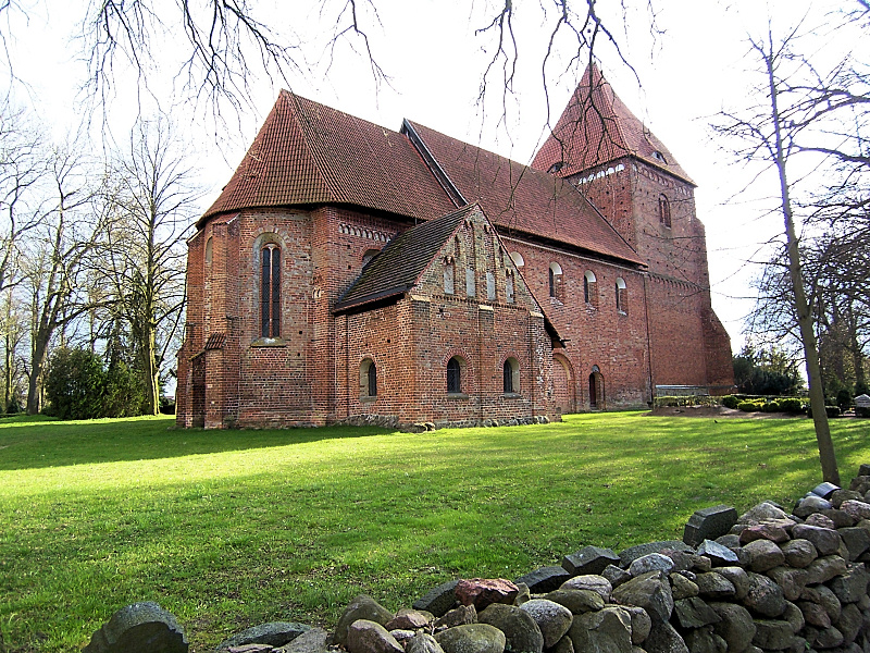 Файл:Kirche in Lübow.jpg