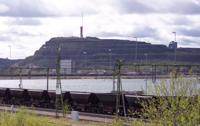 File:Kiruna Abraumhalden Erzbahn.jpg