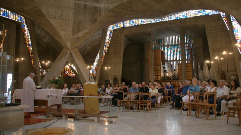 File:Sacred heart of Algiers - the mass.jpg