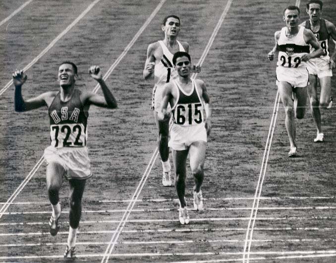 Файл:BillyMills Crossing Finish Line 1964Olympics.jpg