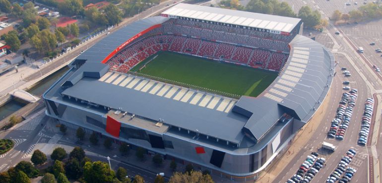 Файл:Estadio El Molinón Enrique Castro Quini.jpg