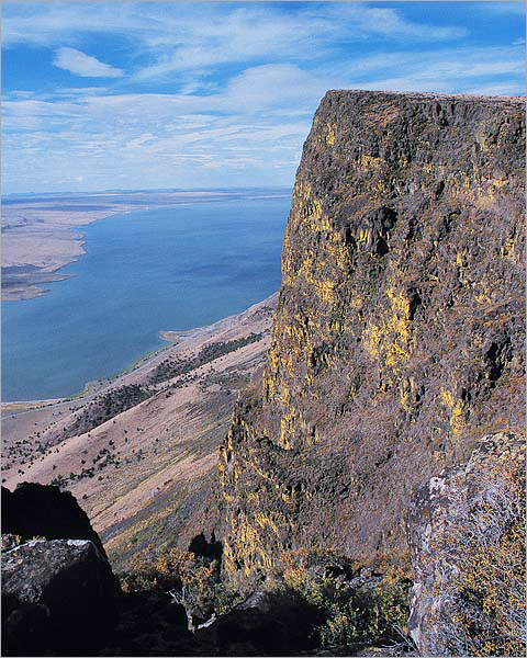 File:Abert Rim and Lake.jpg