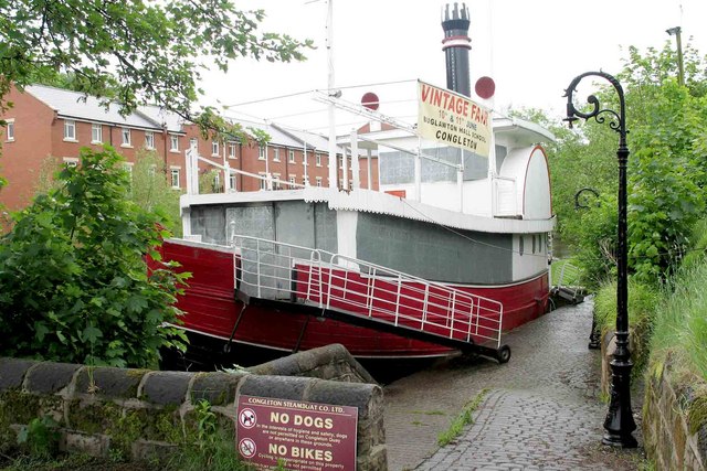 Disused_floating_restaurant_-_geograph.org.uk_-_274666