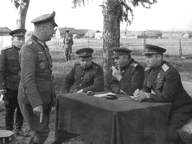 Archivo:1944 kapitulation witebsk vasilevsky chernyakovski gollwitzer.jpg