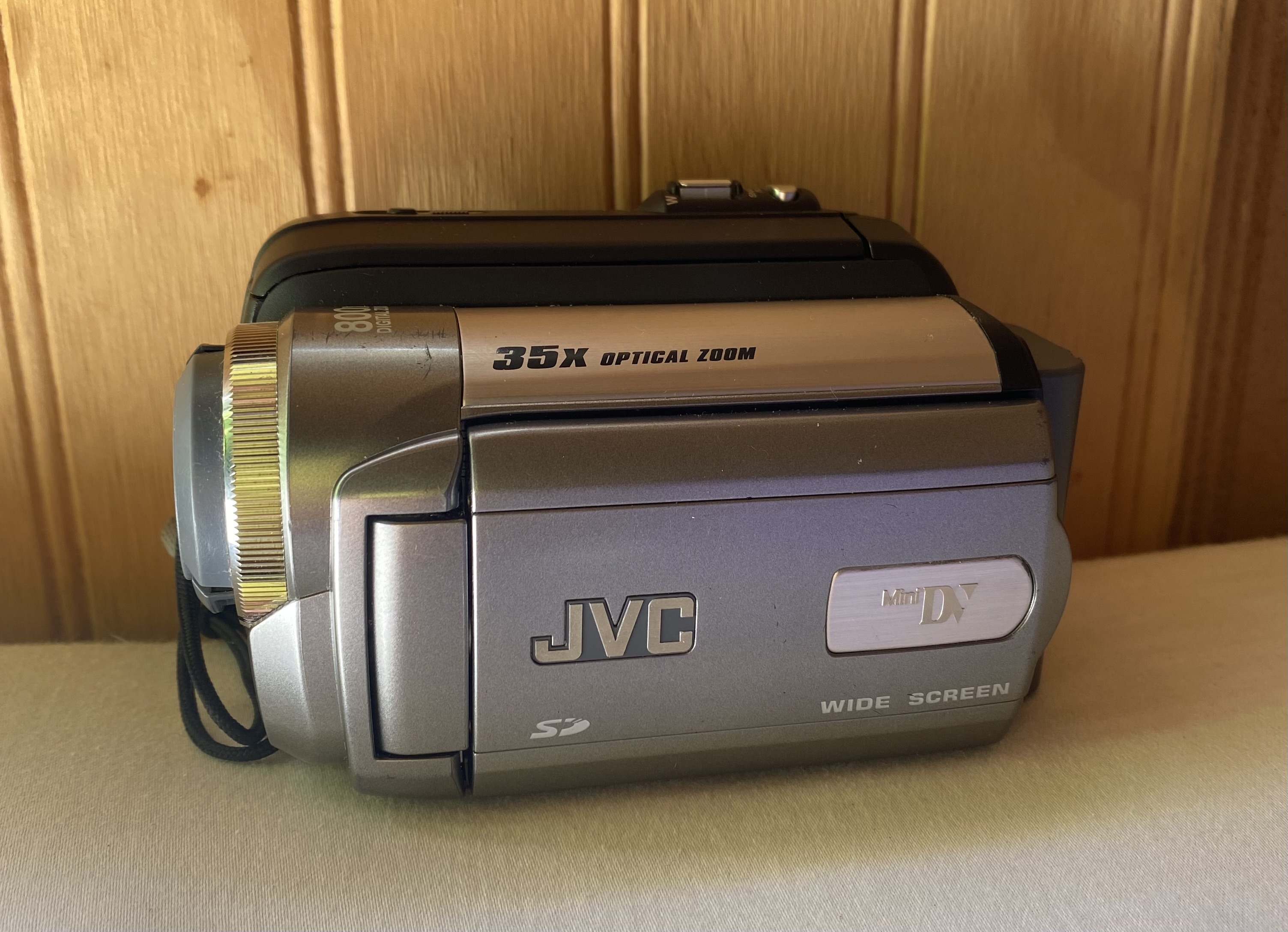 JVC_GR-D870_handycam