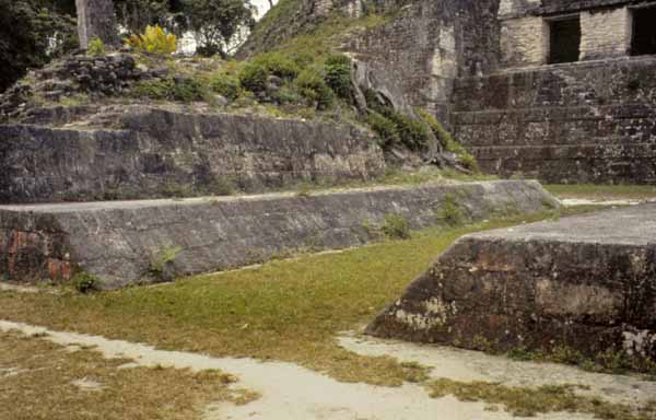 Archivo:Tikal central ballcourt.jpg