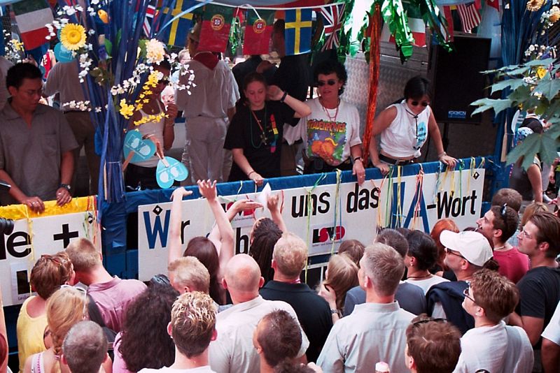 File:CSD Cologne 2000 Parade 07.jpg