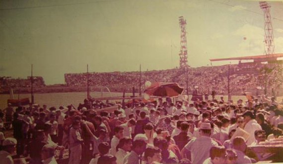 Archivo:Hinchada Sabalera 1965..jpg