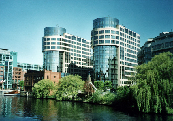 File:Berlin Moabit Spree Innenministerium.jpg