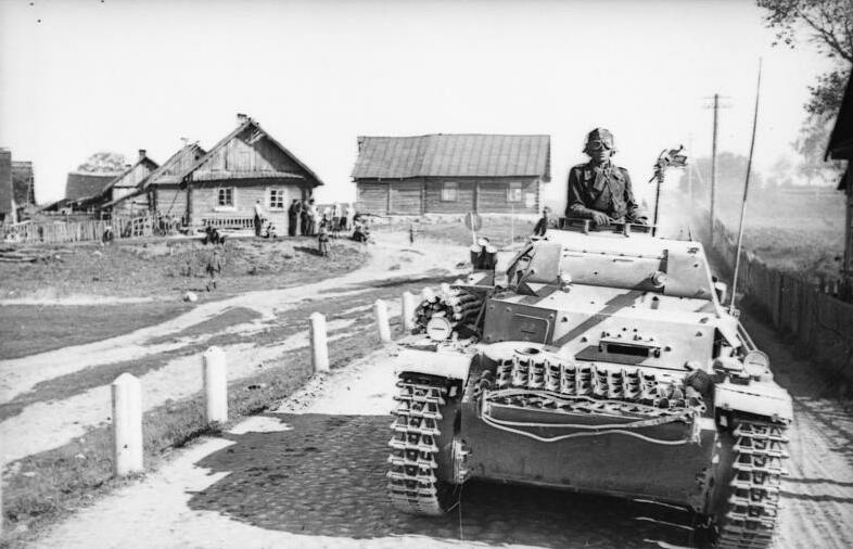 File:Bundesarchiv Bild 101I-265-0003-18A, Russland, Panzer II.jpg