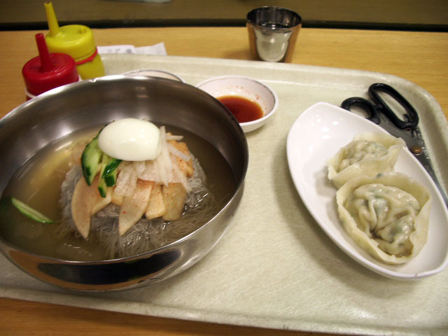 Archivo:Mul Naengmyeon with Mandu.JPG