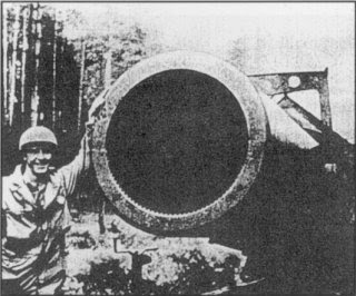 File:US Soldier with 800mm gun dora.jpg