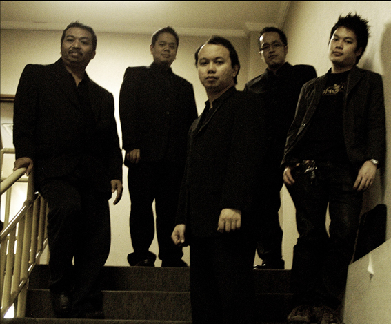 File:Alvin Lubis with Aluna Band.jpg