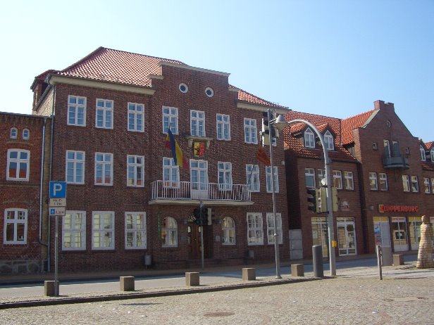 Файл:Rathaus Neukloster.jpg