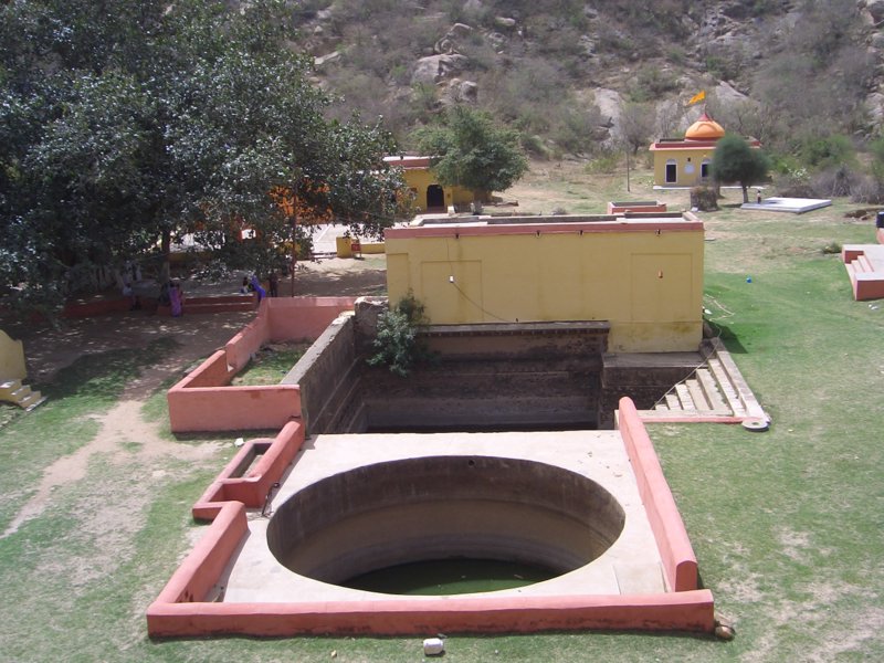 File:Chandra Koop at 'Dhosi Hill'.jpg