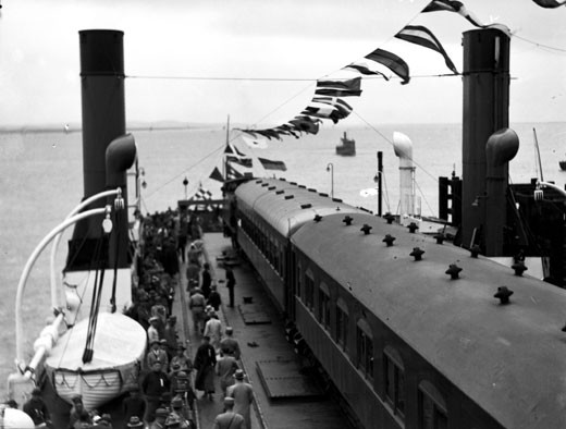 File:Loaded train ferry crosses the Yangtse at Nanjing (1930s).jpg