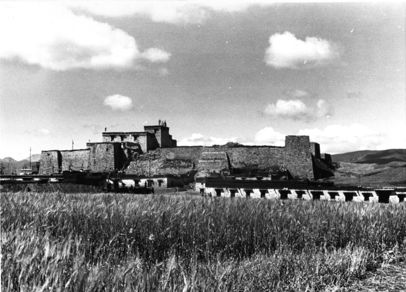 File:Bundesarchiv Bild 135-S-06-06-22, Tibetexpedition, Blick auf Phari Dzong.jpg