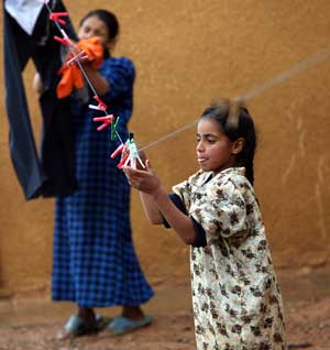 File:Palestinian Iraqi IDP girls with clothesline.jpg