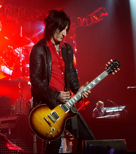 File:Richard Fortus GunsNRoses.jpg