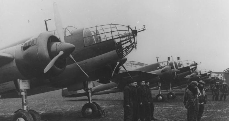 Archivo:Samoloty PZL.37 Łoś wraz z załogami (1939).jpg