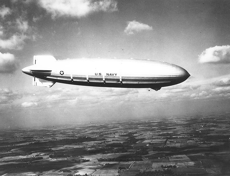 File:USS Akron in flight, nov 1931.jpg