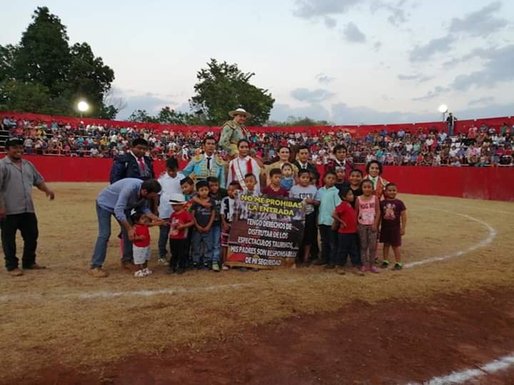 Archivo:Corrida de Toros Tinún.jpg