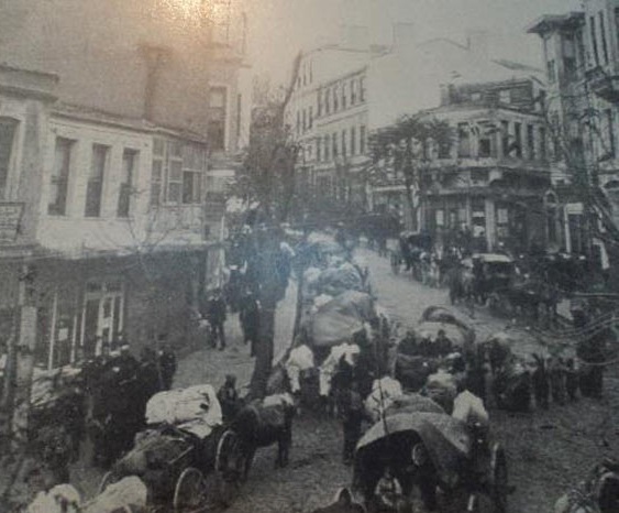 File:Balkan Göçmenleri Sirkeci'de (1912).jpg