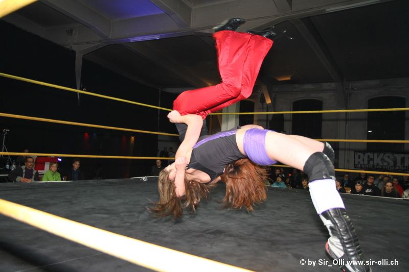 Файл:Britani Knight suplex on Amy Cooper.jpg