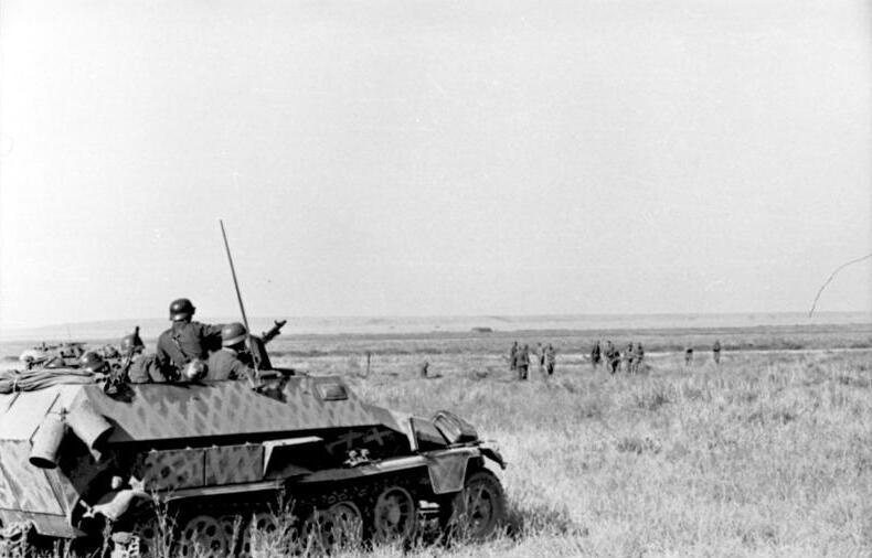 File:Bundesarchiv Bild 101I-217-0494-34, Russland-Süd, Schützenpanzer.jpg