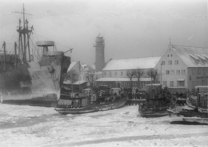 File:Bundesarchiv Bild 146-1989-033-33, Pillau, Hafen, Flüchtlinge.jpg