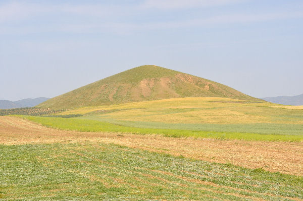 File:Bin Tepe, large tumulus.jpg