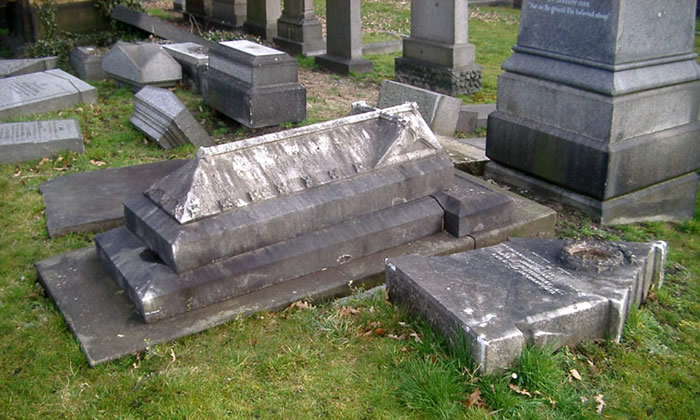 File:John Hulley's grave as found in February 2008.jpg