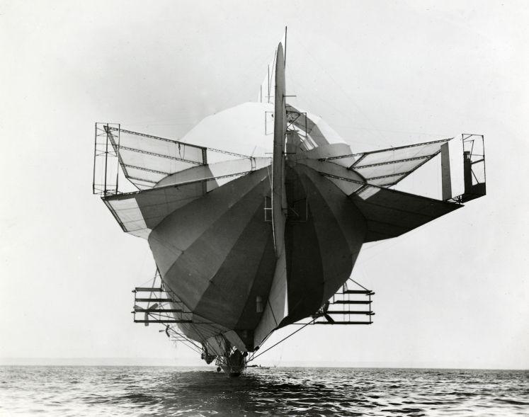 File:Zeppelin LZ 4 with stabilizers, 1908.jpg