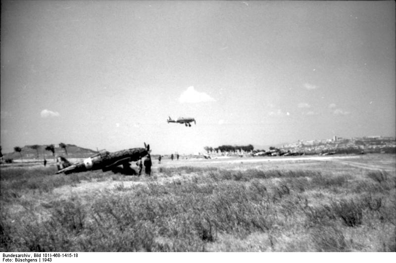 Archivo:Bundesarchiv Bild 101I-468-1415-18, Süditalien, italienisches Jagdflugzeug Macchi.jpg