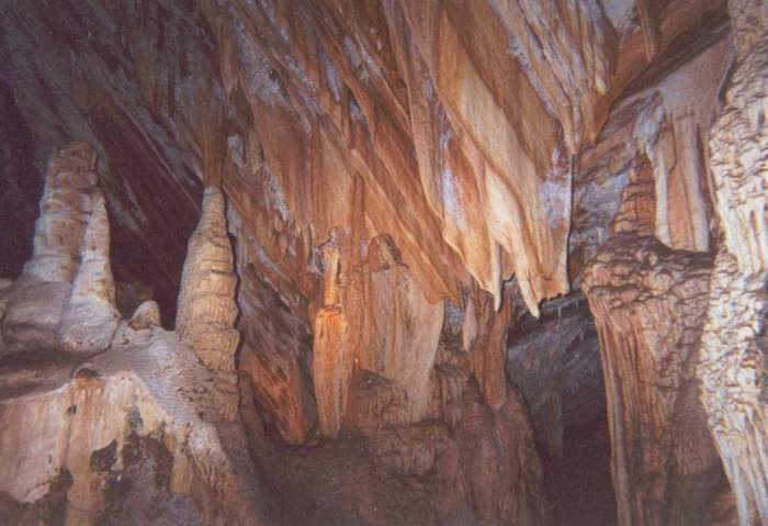 File:Jenolan caves in nsw image.JPG