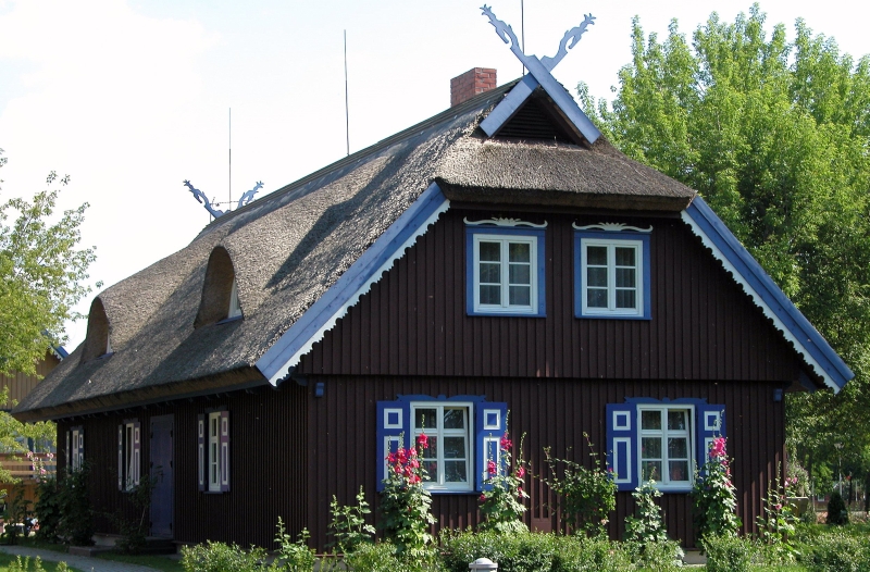 File:Typical house in Nida, Lithuania, 2004.jpg