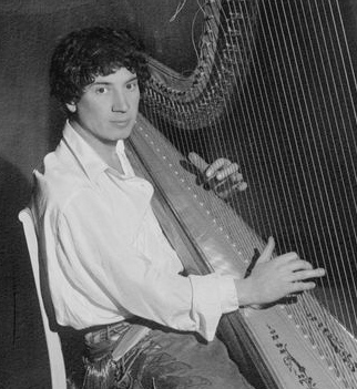 Archivo:Harpo Marx playing the harp (cropped).jpeg