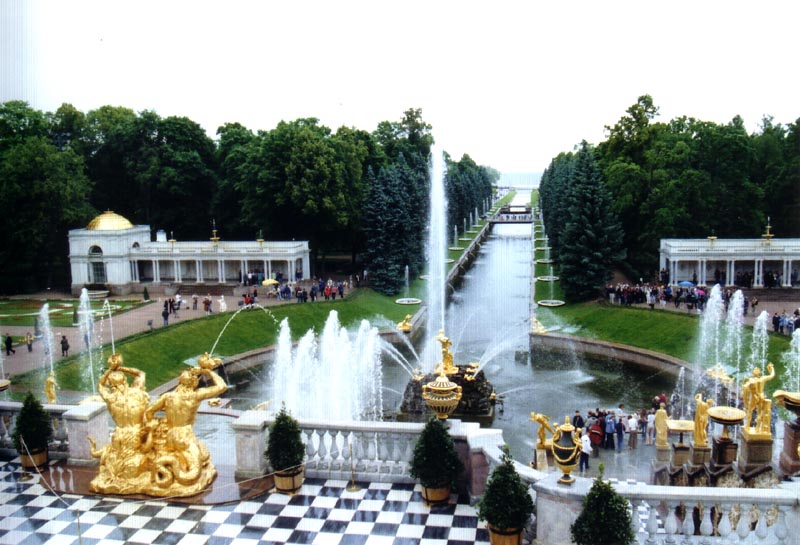 File:PeterhoffFountains.jpg