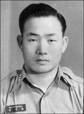 File:Army Captain Chun Doo-hwan.jpg