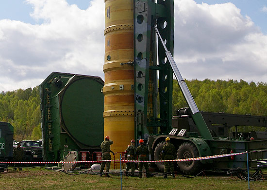 Файл:Loading an ICBM container into a missile silo 4.jpg