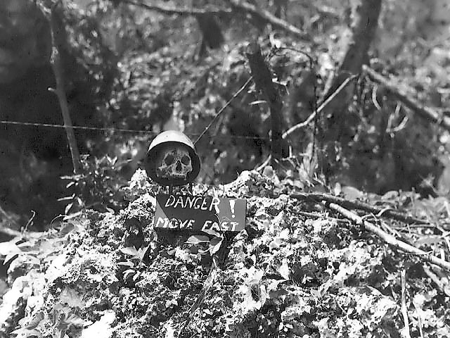 Файл:Skull and danger sign on Peleliu.jpg