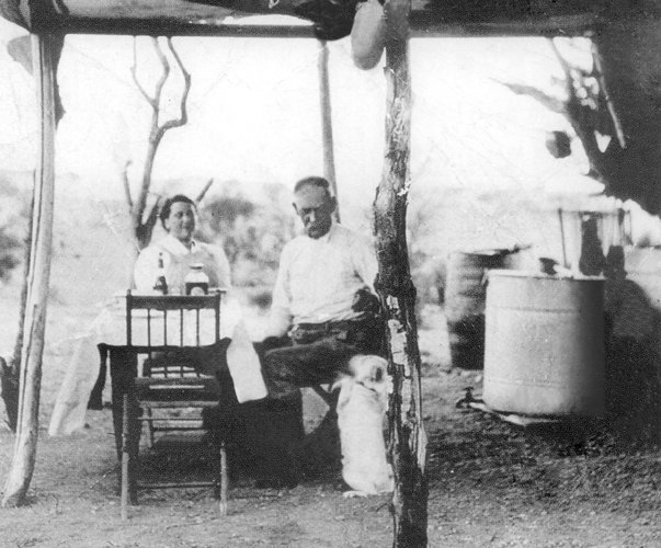 File:Wyatt and Josephine Earp 1906.jpg