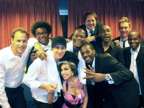 File:Amy Winehouse with backing singers Zalon and Heshima Thompson.jpg