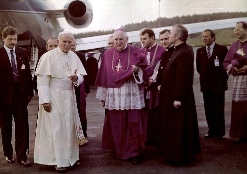 Archivo:Pope John Paul II 11 06 1987 01edited.jpg