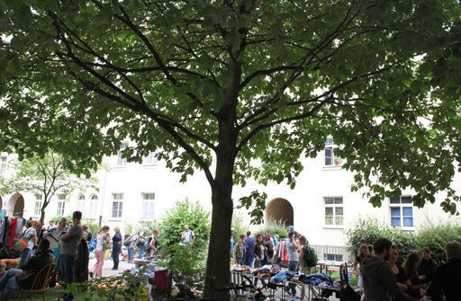 File:Hofflohmarkt Dreimuehlenstrasse Muenchen 02.jpg