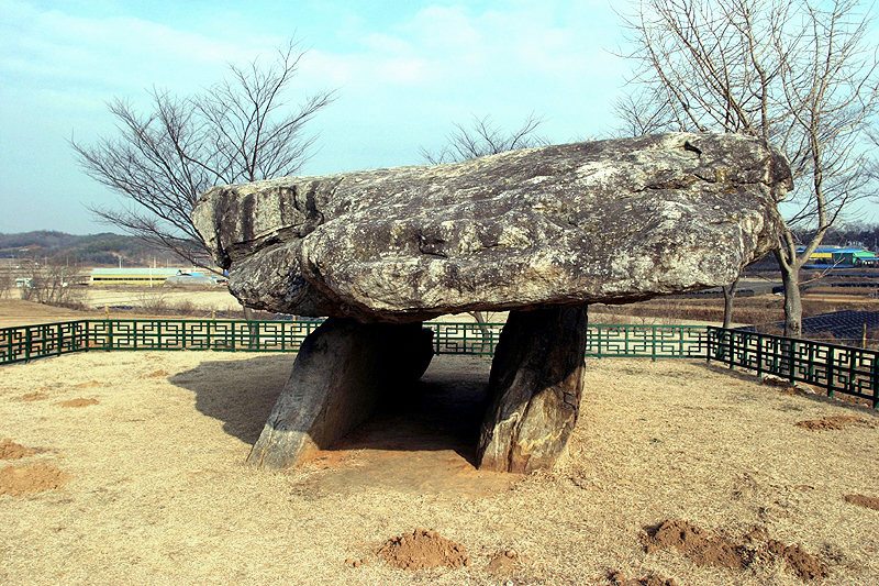 File:Korea-Ganghwado-Dolmen-02.jpg