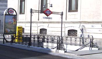 File:Madrid-Metro-Tribunal-Entrada.jpg