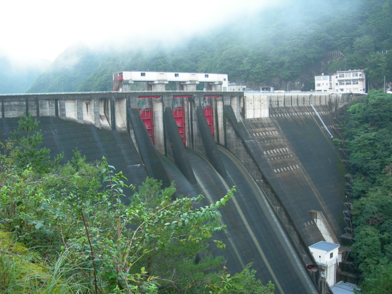 File:Miyagawa-dam (Mie) 01.JPG