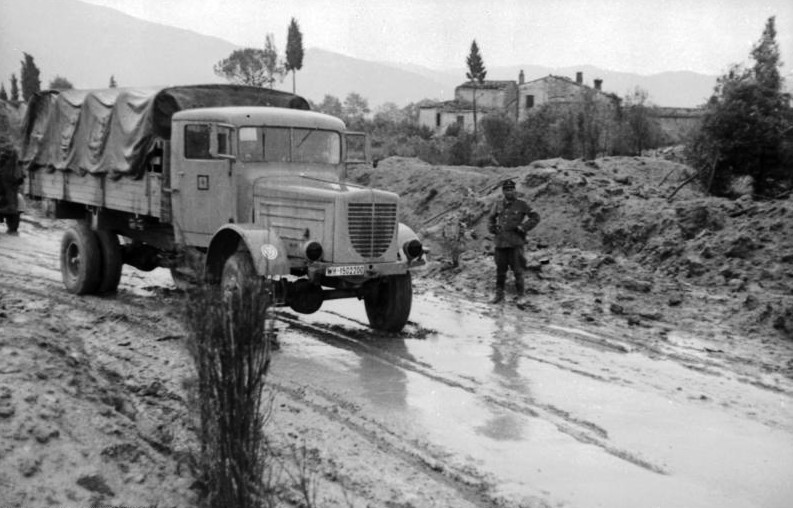 Файл:Bundesarchiv Bild 101I-315-1117-18, Italien, LKW auf überfluteter Landstraße.jpg