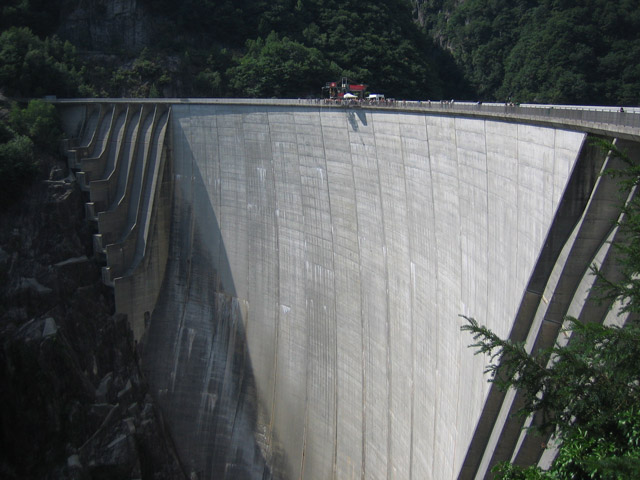 File:Bungee tower atop the Verzasca Dam, CH.jpg